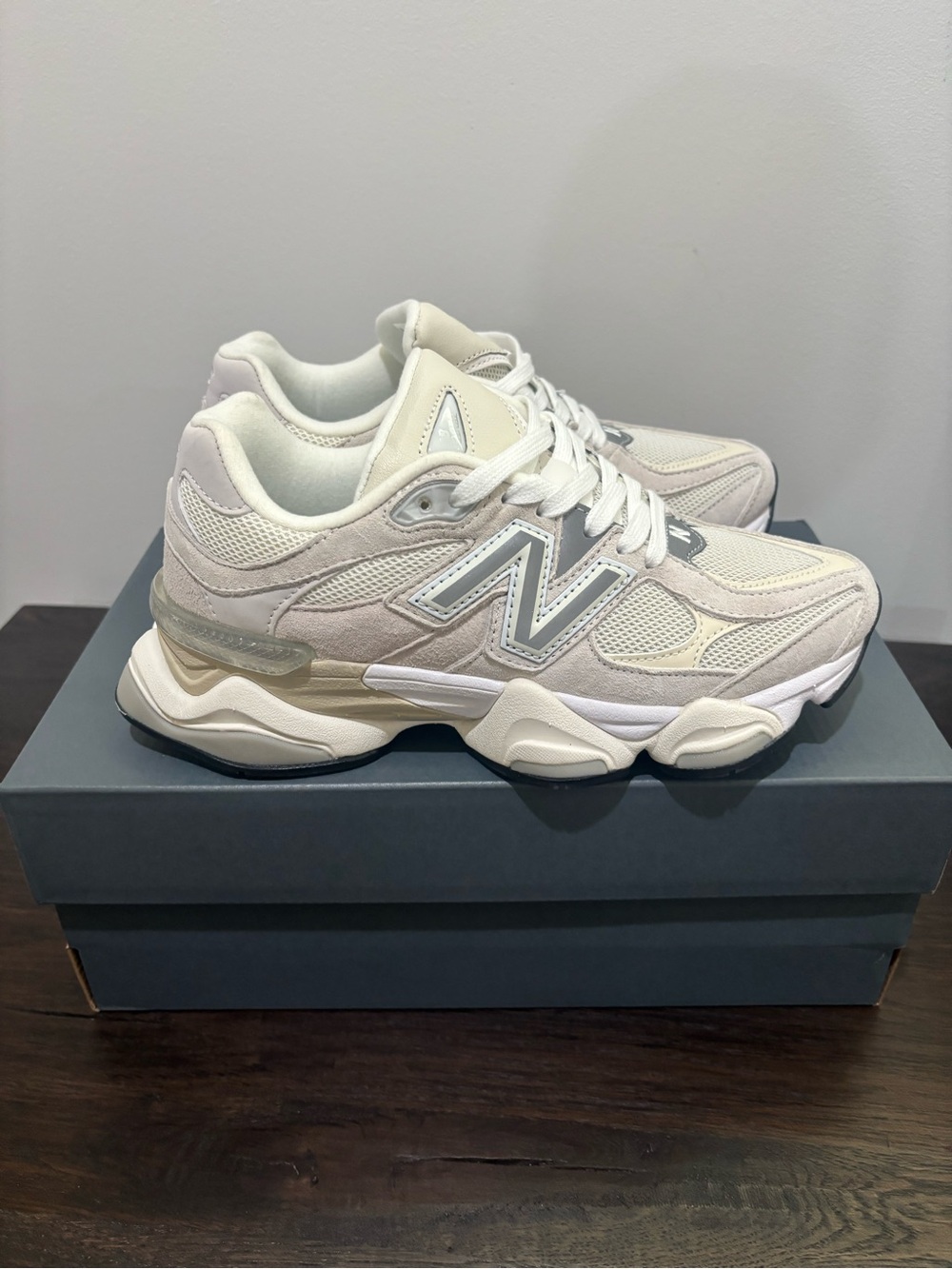 New Balance Women's White/Gray Low Top Lace-Up Sneaker U9060WHT NWB Size US8